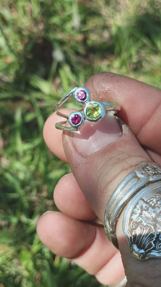 Peridot and rhodolite garnet fmring