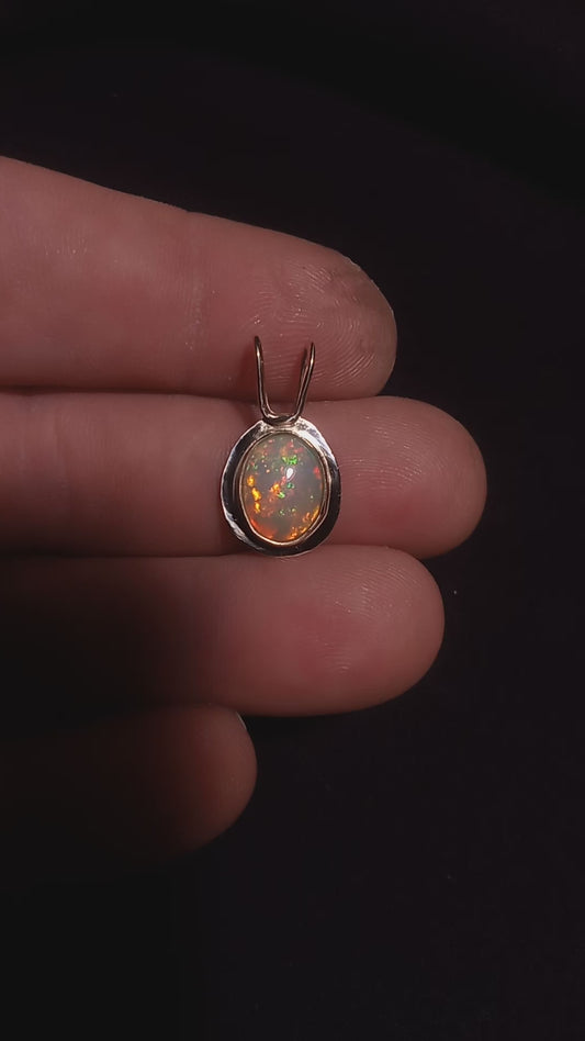 10k solid gold 1.5ctw top class opal pendant