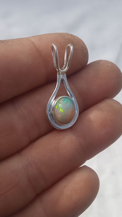 Top class 2.9 ctw welo opal pendant in fine silver