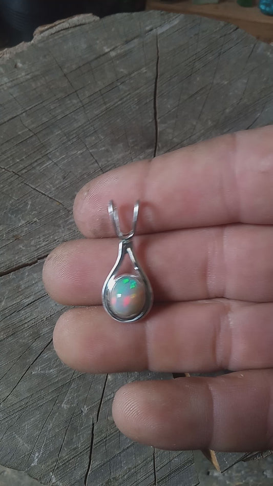 Top class 2.9 ctw welo opal pendant in fine silver