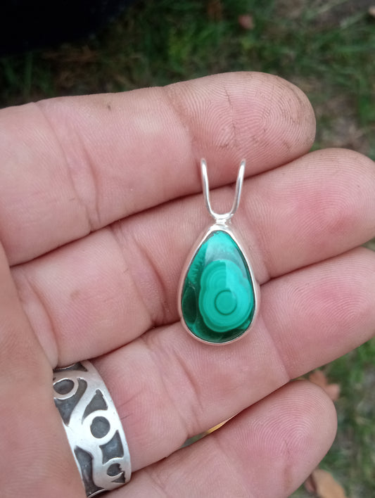 Malachite eye pendant in fine silver
